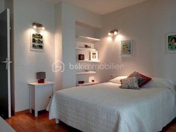 Coup de cœur pour cet appartement dans une résidence avec piscine, située dans un quartier résidentiel au calme.  À l'origine un 3-pièces, transformé en un grand 2-pièces, il comprend une entrée, un très grand salon avec cuisine américaine donnant sur une terrasse ombragée de 22 m² plein sud, une chambre de 10,50 m², une salle d’eau, un WC indépendant, un balcon fermé de 9 m² côté est, placards et dégagement. Une cave de 5 m² et un garage box fermé de 13 m² complètent cet ensemble. En plus du garage inclus, une place de parking extérieure peut être vendue en option.