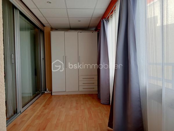 Coup de cœur pour cet appartement dans une résidence avec piscine, située dans un quartier résidentiel au calme.  À l'origine un 3-pièces, transformé en un grand 2-pièces, il comprend une entrée, un très grand salon avec cuisine américaine donnant sur une terrasse ombragée de 22 m² plein sud, une chambre de 10,50 m², une salle d’eau, un WC indépendant, un balcon fermé de 9 m² côté est, placards et dégagement. Une cave de 5 m² et un garage box fermé de 13 m² complètent cet ensemble. En plus du garage inclus, une place de parking extérieure peut être vendue en option.