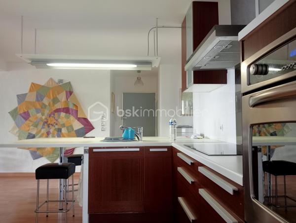 Coup de cœur pour cet appartement dans une résidence avec piscine, située dans un quartier résidentiel au calme.  À l'origine un 3-pièces, transformé en un grand 2-pièces, il comprend une entrée, un très grand salon avec cuisine américaine donnant sur une terrasse ombragée de 22 m² plein sud, une chambre de 10,50 m², une salle d’eau, un WC indépendant, un balcon fermé de 9 m² côté est, placards et dégagement. Une cave de 5 m² et un garage box fermé de 13 m² complètent cet ensemble. En plus du garage inclus, une place de parking extérieure peut être vendue en option.