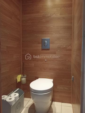 Coup de cœur pour cet appartement dans une résidence avec piscine, située dans un quartier résidentiel au calme.  À l'origine un 3-pièces, transformé en un grand 2-pièces, il comprend une entrée, un très grand salon avec cuisine américaine donnant sur une terrasse ombragée de 22 m² plein sud, une chambre de 10,50 m², une salle d’eau, un WC indépendant, un balcon fermé de 9 m² côté est, placards et dégagement. Une cave de 5 m² et un garage box fermé de 13 m² complètent cet ensemble. En plus du garage inclus, une place de parking extérieure peut être vendue en option.