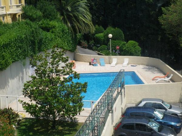 Coup de cœur pour cet appartement dans une résidence avec piscine, située dans un quartier résidentiel au calme.  À l'origine un 3-pièces, transformé en un grand 2-pièces, il comprend une entrée, un très grand salon avec cuisine américaine donnant sur une terrasse ombragée de 22 m² plein sud, une chambre de 10,50 m², une salle d’eau, un WC indépendant, un balcon fermé de 9 m² côté est, placards et dégagement. Une cave de 5 m² et un garage box fermé de 13 m² complètent cet ensemble. En plus du garage inclus, une place de parking extérieure peut être vendue en option.