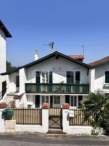 Au coeur de Cambo-les-bains, découvrez ce bel appartement de 66m2 situé en rez-de-chaussée d'une petite copropriété, offrant un cadre de vie rare : le confort du centre-ville tout en profitant d'un environnement calme et verdoyant.
Il se compose d'une agréable pièce de vie baignée de lumière avec une cuisine aménagée et équipée ouverte sur le séjour, créant un espace convivial et chaleureux.
L'appartement comprend également une salle de bain complète avec baignoire et douche, ainsi qu'une arrière-cuisine très pratique permettant un espace de rangement supplémentaire.
Côté nuit, vous disposerez de deux chambres avec portes-fenêtres donnant accès à un large balcon couvert de 14m2, surplombant la Nive et offrant une vue dégagée sur la nature environnante.
A l'extérieur, vous profiterez d'un véritable atout : un jardin privatif de 36m2, idéal pour se détendre, déjeuner ou diner en plein air, ou simplement profiter des beaux jours.
Un bien rare sur le secteur, alliant emplacement privilégié, tranquillité, volumes agréables et espaces extérieurs.
A découvrir sans tarder !