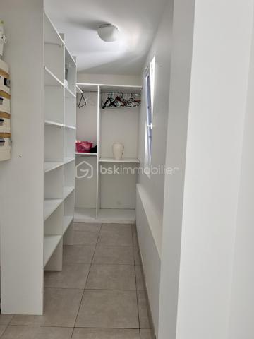 Au coeur de Cambo-les-bains, découvrez ce bel appartement de 66m2 situé en rez-de-chaussée d'une petite copropriété, offrant un cadre de vie rare : le confort du centre-ville tout en profitant d'un environnement calme et verdoyant.
Il se compose d'une agréable pièce de vie baignée de lumière avec une cuisine aménagée et équipée ouverte sur le séjour, créant un espace convivial et chaleureux.
L'appartement comprend également une salle de bain complète avec baignoire et douche, ainsi qu'une arrière-cuisine très pratique permettant un espace de rangement supplémentaire.
Côté nuit, vous disposerez de deux chambres avec portes-fenêtres donnant accès à un large balcon couvert de 14m2, surplombant la Nive et offrant une vue dégagée sur la nature environnante.
A l'extérieur, vous profiterez d'un véritable atout : un jardin privatif de 36m2, idéal pour se détendre, déjeuner ou diner en plein air, ou simplement profiter des beaux jours.
Un bien rare sur le secteur, alliant emplacement privilégié, tranquillité, volumes agréables et espaces extérieurs.
A découvrir sans tarder !