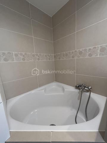 Au coeur de Cambo-les-bains, découvrez ce bel appartement de 66m2 situé en rez-de-chaussée d'une petite copropriété, offrant un cadre de vie rare : le confort du centre-ville tout en profitant d'un environnement calme et verdoyant.
Il se compose d'une agréable pièce de vie baignée de lumière avec une cuisine aménagée et équipée ouverte sur le séjour, créant un espace convivial et chaleureux.
L'appartement comprend également une salle de bain complète avec baignoire et douche, ainsi qu'une arrière-cuisine très pratique permettant un espace de rangement supplémentaire.
Côté nuit, vous disposerez de deux chambres avec portes-fenêtres donnant accès à un large balcon couvert de 14m2, surplombant la Nive et offrant une vue dégagée sur la nature environnante.
A l'extérieur, vous profiterez d'un véritable atout : un jardin privatif de 36m2, idéal pour se détendre, déjeuner ou diner en plein air, ou simplement profiter des beaux jours.
Un bien rare sur le secteur, alliant emplacement privilégié, tranquillité, volumes agréables et espaces extérieurs.
A découvrir sans tarder !