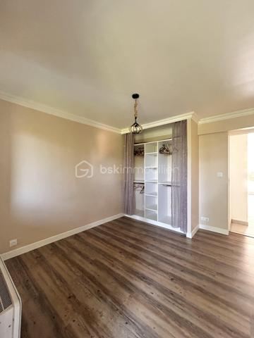Au coeur de Cambo-les-bains, découvrez ce bel appartement de 66m2 situé en rez-de-chaussée d'une petite copropriété, offrant un cadre de vie rare : le confort du centre-ville tout en profitant d'un environnement calme et verdoyant.
Il se compose d'une agréable pièce de vie baignée de lumière avec une cuisine aménagée et équipée ouverte sur le séjour, créant un espace convivial et chaleureux.
L'appartement comprend également une salle de bain complète avec baignoire et douche, ainsi qu'une arrière-cuisine très pratique permettant un espace de rangement supplémentaire.
Côté nuit, vous disposerez de deux chambres avec portes-fenêtres donnant accès à un large balcon couvert de 14m2, surplombant la Nive et offrant une vue dégagée sur la nature environnante.
A l'extérieur, vous profiterez d'un véritable atout : un jardin privatif de 36m2, idéal pour se détendre, déjeuner ou diner en plein air, ou simplement profiter des beaux jours.
Un bien rare sur le secteur, alliant emplacement privilégié, tranquillité, volumes agréables et espaces extérieurs.
A découvrir sans tarder !