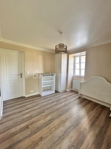 Au coeur de Cambo-les-bains, découvrez ce bel appartement de 66m2 situé en rez-de-chaussée d'une petite copropriété, offrant un cadre de vie rare : le confort du centre-ville tout en profitant d'un environnement calme et verdoyant.
Il se compose d'une agréable pièce de vie baignée de lumière avec une cuisine aménagée et équipée ouverte sur le séjour, créant un espace convivial et chaleureux.
L'appartement comprend également une salle de bain complète avec baignoire et douche, ainsi qu'une arrière-cuisine très pratique permettant un espace de rangement supplémentaire.
Côté nuit, vous disposerez de deux chambres avec portes-fenêtres donnant accès à un large balcon couvert de 14m2, surplombant la Nive et offrant une vue dégagée sur la nature environnante.
A l'extérieur, vous profiterez d'un véritable atout : un jardin privatif de 36m2, idéal pour se détendre, déjeuner ou diner en plein air, ou simplement profiter des beaux jours.
Un bien rare sur le secteur, alliant emplacement privilégié, tranquillité, volumes agréables et espaces extérieurs.
A découvrir sans tarder !