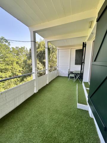 Au coeur de Cambo-les-bains, découvrez ce bel appartement de 66m2 situé en rez-de-chaussée d'une petite copropriété, offrant un cadre de vie rare : le confort du centre-ville tout en profitant d'un environnement calme et verdoyant.
Il se compose d'une agréable pièce de vie baignée de lumière avec une cuisine aménagée et équipée ouverte sur le séjour, créant un espace convivial et chaleureux.
L'appartement comprend également une salle de bain complète avec baignoire et douche, ainsi qu'une arrière-cuisine très pratique permettant un espace de rangement supplémentaire.
Côté nuit, vous disposerez de deux chambres avec portes-fenêtres donnant accès à un large balcon couvert de 14m2, surplombant la Nive et offrant une vue dégagée sur la nature environnante.
A l'extérieur, vous profiterez d'un véritable atout : un jardin privatif de 36m2, idéal pour se détendre, déjeuner ou diner en plein air, ou simplement profiter des beaux jours.
Un bien rare sur le secteur, alliant emplacement privilégié, tranquillité, volumes agréables et espaces extérieurs.
A découvrir sans tarder !