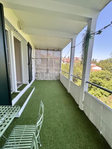 Au coeur de Cambo-les-bains, découvrez ce bel appartement de 66m2 situé en rez-de-chaussée d'une petite copropriété, offrant un cadre de vie rare : le confort du centre-ville tout en profitant d'un environnement calme et verdoyant.
Il se compose d'une agréable pièce de vie baignée de lumière avec une cuisine aménagée et équipée ouverte sur le séjour, créant un espace convivial et chaleureux.
L'appartement comprend également une salle de bain complète avec baignoire et douche, ainsi qu'une arrière-cuisine très pratique permettant un espace de rangement supplémentaire.
Côté nuit, vous disposerez de deux chambres avec portes-fenêtres donnant accès à un large balcon couvert de 14m2, surplombant la Nive et offrant une vue dégagée sur la nature environnante.
A l'extérieur, vous profiterez d'un véritable atout : un jardin privatif de 36m2, idéal pour se détendre, déjeuner ou diner en plein air, ou simplement profiter des beaux jours.
Un bien rare sur le secteur, alliant emplacement privilégié, tranquillité, volumes agréables et espaces extérieurs.
A découvrir sans tarder !