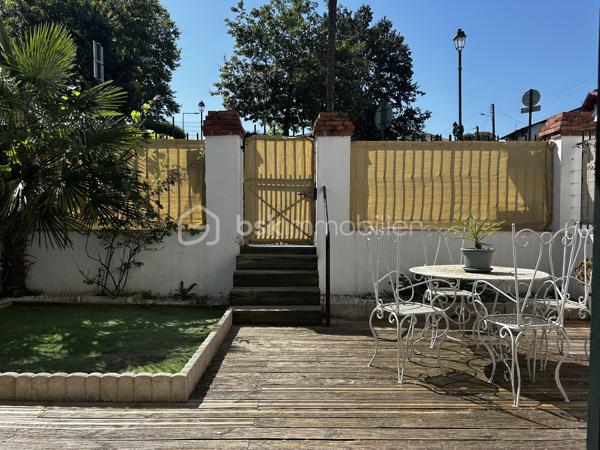 Au coeur de Cambo-les-bains, découvrez ce bel appartement de 66m2 situé en rez-de-chaussée d'une petite copropriété, offrant un cadre de vie rare : le confort du centre-ville tout en profitant d'un environnement calme et verdoyant.
Il se compose d'une agréable pièce de vie baignée de lumière avec une cuisine aménagée et équipée ouverte sur le séjour, créant un espace convivial et chaleureux.
L'appartement comprend également une salle de bain complète avec baignoire et douche, ainsi qu'une arrière-cuisine très pratique permettant un espace de rangement supplémentaire.
Côté nuit, vous disposerez de deux chambres avec portes-fenêtres donnant accès à un large balcon couvert de 14m2, surplombant la Nive et offrant une vue dégagée sur la nature environnante.
A l'extérieur, vous profiterez d'un véritable atout : un jardin privatif de 36m2, idéal pour se détendre, déjeuner ou diner en plein air, ou simplement profiter des beaux jours.
Un bien rare sur le secteur, alliant emplacement privilégié, tranquillité, volumes agréables et espaces extérieurs.
A découvrir sans tarder !