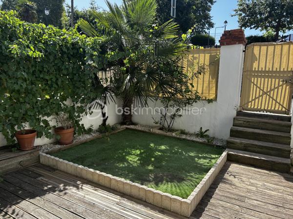 Au coeur de Cambo-les-bains, découvrez ce bel appartement de 66m2 situé en rez-de-chaussée d'une petite copropriété, offrant un cadre de vie rare : le confort du centre-ville tout en profitant d'un environnement calme et verdoyant.
Il se compose d'une agréable pièce de vie baignée de lumière avec une cuisine aménagée et équipée ouverte sur le séjour, créant un espace convivial et chaleureux.
L'appartement comprend également une salle de bain complète avec baignoire et douche, ainsi qu'une arrière-cuisine très pratique permettant un espace de rangement supplémentaire.
Côté nuit, vous disposerez de deux chambres avec portes-fenêtres donnant accès à un large balcon couvert de 14m2, surplombant la Nive et offrant une vue dégagée sur la nature environnante.
A l'extérieur, vous profiterez d'un véritable atout : un jardin privatif de 36m2, idéal pour se détendre, déjeuner ou diner en plein air, ou simplement profiter des beaux jours.
Un bien rare sur le secteur, alliant emplacement privilégié, tranquillité, volumes agréables et espaces extérieurs.
A découvrir sans tarder !