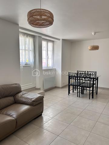 Au coeur de Cambo-les-bains, découvrez ce bel appartement de 66m2 situé en rez-de-chaussée d'une petite copropriété, offrant un cadre de vie rare : le confort du centre-ville tout en profitant d'un environnement calme et verdoyant.
Il se compose d'une agréable pièce de vie baignée de lumière avec une cuisine aménagée et équipée ouverte sur le séjour, créant un espace convivial et chaleureux.
L'appartement comprend également une salle de bain complète avec baignoire et douche, ainsi qu'une arrière-cuisine très pratique permettant un espace de rangement supplémentaire.
Côté nuit, vous disposerez de deux chambres avec portes-fenêtres donnant accès à un large balcon couvert de 14m2, surplombant la Nive et offrant une vue dégagée sur la nature environnante.
A l'extérieur, vous profiterez d'un véritable atout : un jardin privatif de 36m2, idéal pour se détendre, déjeuner ou diner en plein air, ou simplement profiter des beaux jours.
Un bien rare sur le secteur, alliant emplacement privilégié, tranquillité, volumes agréables et espaces extérieurs.
A découvrir sans tarder !