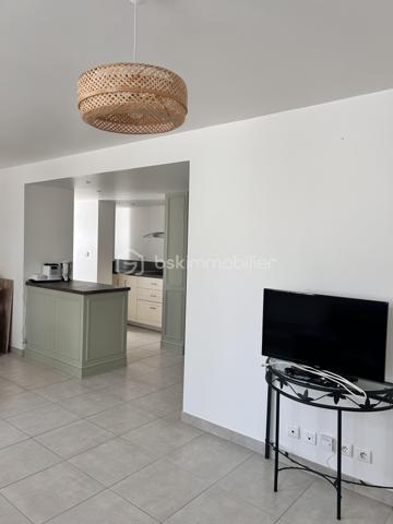 Au coeur de Cambo-les-bains, découvrez ce bel appartement de 66m2 situé en rez-de-chaussée d'une petite copropriété, offrant un cadre de vie rare : le confort du centre-ville tout en profitant d'un environnement calme et verdoyant.
Il se compose d'une agréable pièce de vie baignée de lumière avec une cuisine aménagée et équipée ouverte sur le séjour, créant un espace convivial et chaleureux.
L'appartement comprend également une salle de bain complète avec baignoire et douche, ainsi qu'une arrière-cuisine très pratique permettant un espace de rangement supplémentaire.
Côté nuit, vous disposerez de deux chambres avec portes-fenêtres donnant accès à un large balcon couvert de 14m2, surplombant la Nive et offrant une vue dégagée sur la nature environnante.
A l'extérieur, vous profiterez d'un véritable atout : un jardin privatif de 36m2, idéal pour se détendre, déjeuner ou diner en plein air, ou simplement profiter des beaux jours.
Un bien rare sur le secteur, alliant emplacement privilégié, tranquillité, volumes agréables et espaces extérieurs.
A découvrir sans tarder !