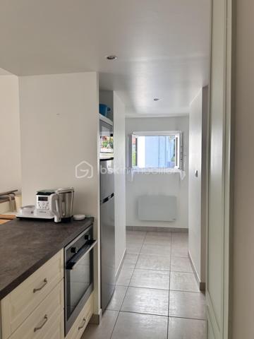 Au coeur de Cambo-les-bains, découvrez ce bel appartement de 66m2 situé en rez-de-chaussée d'une petite copropriété, offrant un cadre de vie rare : le confort du centre-ville tout en profitant d'un environnement calme et verdoyant.
Il se compose d'une agréable pièce de vie baignée de lumière avec une cuisine aménagée et équipée ouverte sur le séjour, créant un espace convivial et chaleureux.
L'appartement comprend également une salle de bain complète avec baignoire et douche, ainsi qu'une arrière-cuisine très pratique permettant un espace de rangement supplémentaire.
Côté nuit, vous disposerez de deux chambres avec portes-fenêtres donnant accès à un large balcon couvert de 14m2, surplombant la Nive et offrant une vue dégagée sur la nature environnante.
A l'extérieur, vous profiterez d'un véritable atout : un jardin privatif de 36m2, idéal pour se détendre, déjeuner ou diner en plein air, ou simplement profiter des beaux jours.
Un bien rare sur le secteur, alliant emplacement privilégié, tranquillité, volumes agréables et espaces extérieurs.
A découvrir sans tarder !