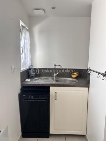 Au coeur de Cambo-les-bains, découvrez ce bel appartement de 66m2 situé en rez-de-chaussée d'une petite copropriété, offrant un cadre de vie rare : le confort du centre-ville tout en profitant d'un environnement calme et verdoyant.
Il se compose d'une agréable pièce de vie baignée de lumière avec une cuisine aménagée et équipée ouverte sur le séjour, créant un espace convivial et chaleureux.
L'appartement comprend également une salle de bain complète avec baignoire et douche, ainsi qu'une arrière-cuisine très pratique permettant un espace de rangement supplémentaire.
Côté nuit, vous disposerez de deux chambres avec portes-fenêtres donnant accès à un large balcon couvert de 14m2, surplombant la Nive et offrant une vue dégagée sur la nature environnante.
A l'extérieur, vous profiterez d'un véritable atout : un jardin privatif de 36m2, idéal pour se détendre, déjeuner ou diner en plein air, ou simplement profiter des beaux jours.
Un bien rare sur le secteur, alliant emplacement privilégié, tranquillité, volumes agréables et espaces extérieurs.
A découvrir sans tarder !