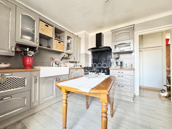 Découvrez cet appartement coup de cœur situé en plein centre-ville de Béziers, offrant un cadre de vie agréable et calme. 
Ce bien séduit par sa luminosité et son environnement sans vis-à-vis, idéal pour profiter de moments de sérénité.
 Situé au 3e étage d'un immeuble de 4 niveaux, cet appartement de 65 m2 loi carrez ce bien agencé offre un salon-séjour de 25 M2 ,une cuisine indépendante avec sa loggia ,deux chambres, une salle d'eau moderne, des WC séparés et une cave.
 Le double vitrage assure un confort optimal, couplé au chauffage collectif au gaz.
Ses extérieurs comprennent 2 balcons avec vue dégagée, parfaits pour un moment de détente. 
La proximité avec les commodités locales et un parking attitré facilitent le quotidien.
 L'accès est sécurisé par un interphone.
Vendue meublés , une place de parking et une cave.
À deux pas de vos essentiels urbains, profitez d'une vie citadine équilibrée. Taxe foncière : 1265€.