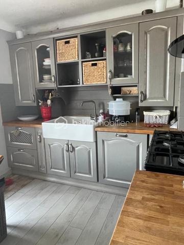 Découvrez cet appartement coup de cœur situé en plein centre-ville de Béziers, offrant un cadre de vie agréable et calme. 
Ce bien séduit par sa luminosité et son environnement sans vis-à-vis, idéal pour profiter de moments de sérénité.
 Situé au 3e étage d'un immeuble de 4 niveaux, cet appartement de 65 m2 loi carrez ce bien agencé offre un salon-séjour de 25 M2 ,une cuisine indépendante avec sa loggia ,deux chambres, une salle d'eau moderne, des WC séparés et une cave.
 Le double vitrage assure un confort optimal, couplé au chauffage collectif au gaz.
Ses extérieurs comprennent 2 balcons avec vue dégagée, parfaits pour un moment de détente. 
La proximité avec les commodités locales et un parking attitré facilitent le quotidien.
 L'accès est sécurisé par un interphone.
Vendue meublés , une place de parking et une cave.
À deux pas de vos essentiels urbains, profitez d'une vie citadine équilibrée. Taxe foncière : 1265€.