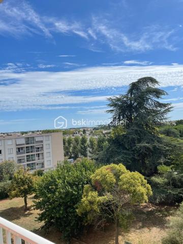 Découvrez cet appartement coup de cœur situé en plein centre-ville de Béziers, offrant un cadre de vie agréable et calme. 
Ce bien séduit par sa luminosité et son environnement sans vis-à-vis, idéal pour profiter de moments de sérénité.
 Situé au 3e étage d'un immeuble de 4 niveaux, cet appartement de 65 m2 loi carrez ce bien agencé offre un salon-séjour de 25 M2 ,une cuisine indépendante avec sa loggia ,deux chambres, une salle d'eau moderne, des WC séparés et une cave.
 Le double vitrage assure un confort optimal, couplé au chauffage collectif au gaz.
Ses extérieurs comprennent 2 balcons avec vue dégagée, parfaits pour un moment de détente. 
La proximité avec les commodités locales et un parking attitré facilitent le quotidien.
 L'accès est sécurisé par un interphone.
Vendue meublés , une place de parking et une cave.
À deux pas de vos essentiels urbains, profitez d'une vie citadine équilibrée. Taxe foncière : 1265€.