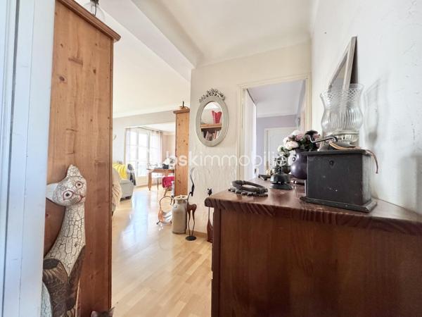 Découvrez cet appartement coup de cœur situé en plein centre-ville de Béziers, offrant un cadre de vie agréable et calme. 
Ce bien séduit par sa luminosité et son environnement sans vis-à-vis, idéal pour profiter de moments de sérénité.
 Situé au 3e étage d'un immeuble de 4 niveaux, cet appartement de 65 m2 loi carrez ce bien agencé offre un salon-séjour de 25 M2 ,une cuisine indépendante avec sa loggia ,deux chambres, une salle d'eau moderne, des WC séparés et une cave.
 Le double vitrage assure un confort optimal, couplé au chauffage collectif au gaz.
Ses extérieurs comprennent 2 balcons avec vue dégagée, parfaits pour un moment de détente. 
La proximité avec les commodités locales et un parking attitré facilitent le quotidien.
 L'accès est sécurisé par un interphone.
Vendue meublés , une place de parking et une cave.
À deux pas de vos essentiels urbains, profitez d'une vie citadine équilibrée. Taxe foncière : 1265€.