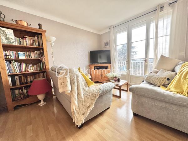 Découvrez cet appartement coup de cœur situé en plein centre-ville de Béziers, offrant un cadre de vie agréable et calme. 
Ce bien séduit par sa luminosité et son environnement sans vis-à-vis, idéal pour profiter de moments de sérénité.
 Situé au 3e étage d'un immeuble de 4 niveaux, cet appartement de 65 m2 loi carrez ce bien agencé offre un salon-séjour de 25 M2 ,une cuisine indépendante avec sa loggia ,deux chambres, une salle d'eau moderne, des WC séparés et une cave.
 Le double vitrage assure un confort optimal, couplé au chauffage collectif au gaz.
Ses extérieurs comprennent 2 balcons avec vue dégagée, parfaits pour un moment de détente. 
La proximité avec les commodités locales et un parking attitré facilitent le quotidien.
 L'accès est sécurisé par un interphone.
Vendue meublés , une place de parking et une cave.
À deux pas de vos essentiels urbains, profitez d'une vie citadine équilibrée. Taxe foncière : 1265€.