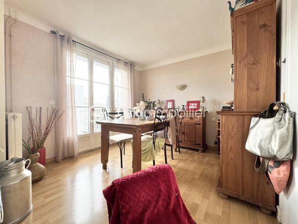 Découvrez cet appartement coup de cœur situé en plein centre-ville de Béziers, offrant un cadre de vie agréable et calme. 
Ce bien séduit par sa luminosité et son environnement sans vis-à-vis, idéal pour profiter de moments de sérénité.
 Situé au 3e étage d'un immeuble de 4 niveaux, cet appartement de 65 m2 loi carrez ce bien agencé offre un salon-séjour de 25 M2 ,une cuisine indépendante avec sa loggia ,deux chambres, une salle d'eau moderne, des WC séparés et une cave.
 Le double vitrage assure un confort optimal, couplé au chauffage collectif au gaz.
Ses extérieurs comprennent 2 balcons avec vue dégagée, parfaits pour un moment de détente. 
La proximité avec les commodités locales et un parking attitré facilitent le quotidien.
 L'accès est sécurisé par un interphone.
Vendue meublés , une place de parking et une cave.
À deux pas de vos essentiels urbains, profitez d'une vie citadine équilibrée. Taxe foncière : 1265€.
