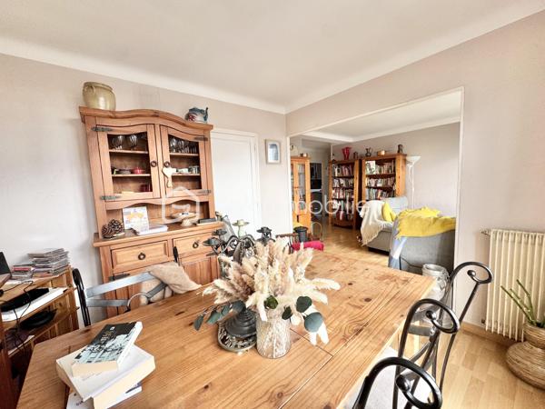 Découvrez cet appartement coup de cœur situé en plein centre-ville de Béziers, offrant un cadre de vie agréable et calme. 
Ce bien séduit par sa luminosité et son environnement sans vis-à-vis, idéal pour profiter de moments de sérénité.
 Situé au 3e étage d'un immeuble de 4 niveaux, cet appartement de 65 m2 loi carrez ce bien agencé offre un salon-séjour de 25 M2 ,une cuisine indépendante avec sa loggia ,deux chambres, une salle d'eau moderne, des WC séparés et une cave.
 Le double vitrage assure un confort optimal, couplé au chauffage collectif au gaz.
Ses extérieurs comprennent 2 balcons avec vue dégagée, parfaits pour un moment de détente. 
La proximité avec les commodités locales et un parking attitré facilitent le quotidien.
 L'accès est sécurisé par un interphone.
Vendue meublés , une place de parking et une cave.
À deux pas de vos essentiels urbains, profitez d'une vie citadine équilibrée. Taxe foncière : 1265€.