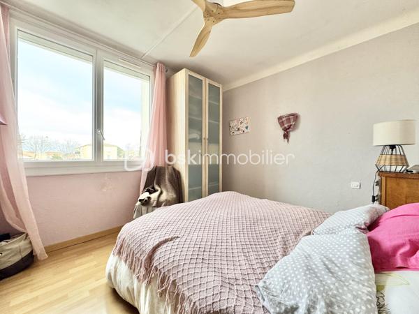 Découvrez cet appartement coup de cœur situé en plein centre-ville de Béziers, offrant un cadre de vie agréable et calme. 
Ce bien séduit par sa luminosité et son environnement sans vis-à-vis, idéal pour profiter de moments de sérénité.
 Situé au 3e étage d'un immeuble de 4 niveaux, cet appartement de 65 m2 loi carrez ce bien agencé offre un salon-séjour de 25 M2 ,une cuisine indépendante avec sa loggia ,deux chambres, une salle d'eau moderne, des WC séparés et une cave.
 Le double vitrage assure un confort optimal, couplé au chauffage collectif au gaz.
Ses extérieurs comprennent 2 balcons avec vue dégagée, parfaits pour un moment de détente. 
La proximité avec les commodités locales et un parking attitré facilitent le quotidien.
 L'accès est sécurisé par un interphone.
Vendue meublés , une place de parking et une cave.
À deux pas de vos essentiels urbains, profitez d'une vie citadine équilibrée. Taxe foncière : 1265€.