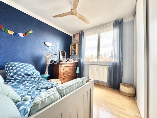 Découvrez cet appartement coup de cœur situé en plein centre-ville de Béziers, offrant un cadre de vie agréable et calme. 
Ce bien séduit par sa luminosité et son environnement sans vis-à-vis, idéal pour profiter de moments de sérénité.
 Situé au 3e étage d'un immeuble de 4 niveaux, cet appartement de 65 m2 loi carrez ce bien agencé offre un salon-séjour de 25 M2 ,une cuisine indépendante avec sa loggia ,deux chambres, une salle d'eau moderne, des WC séparés et une cave.
 Le double vitrage assure un confort optimal, couplé au chauffage collectif au gaz.
Ses extérieurs comprennent 2 balcons avec vue dégagée, parfaits pour un moment de détente. 
La proximité avec les commodités locales et un parking attitré facilitent le quotidien.
 L'accès est sécurisé par un interphone.
Vendue meublés , une place de parking et une cave.
À deux pas de vos essentiels urbains, profitez d'une vie citadine équilibrée. Taxe foncière : 1265€.