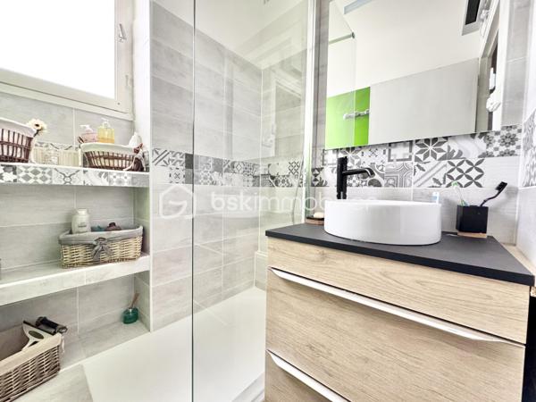Découvrez cet appartement coup de cœur situé en plein centre-ville de Béziers, offrant un cadre de vie agréable et calme. 
Ce bien séduit par sa luminosité et son environnement sans vis-à-vis, idéal pour profiter de moments de sérénité.
 Situé au 3e étage d'un immeuble de 4 niveaux, cet appartement de 65 m2 loi carrez ce bien agencé offre un salon-séjour de 25 M2 ,une cuisine indépendante avec sa loggia ,deux chambres, une salle d'eau moderne, des WC séparés et une cave.
 Le double vitrage assure un confort optimal, couplé au chauffage collectif au gaz.
Ses extérieurs comprennent 2 balcons avec vue dégagée, parfaits pour un moment de détente. 
La proximité avec les commodités locales et un parking attitré facilitent le quotidien.
 L'accès est sécurisé par un interphone.
Vendue meublés , une place de parking et une cave.
À deux pas de vos essentiels urbains, profitez d'une vie citadine équilibrée. Taxe foncière : 1265€.