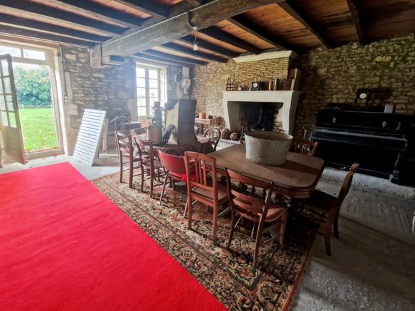 Propriete à vendre 9 pièces proche de TONNAY CHARENTE (17)