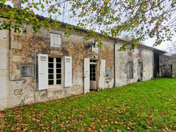 Propriete à vendre 9 pièces proche de TONNAY CHARENTE (17)