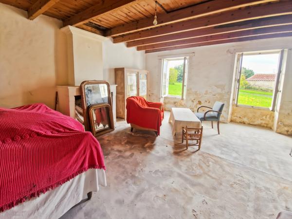 Propriete à vendre 9 pièces proche de TONNAY CHARENTE (17)