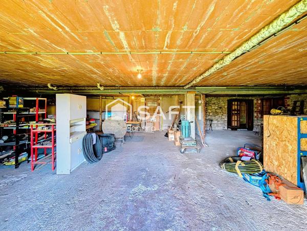 Maison proche des proximités avec un Grand Hangar