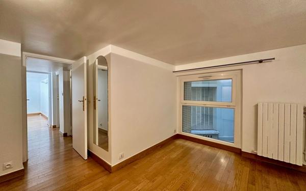 Appartement à vendre    4 pièces • 100,75 m2 Paris 8