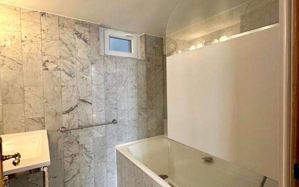 Appartement à vendre    4 pièces • 100,75 m2 Paris 8