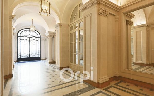 Appartement à vendre    4 pièces • 100,75 m2 Paris 8