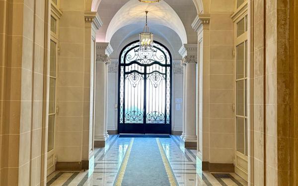 Appartement à vendre    4 pièces • 100,75 m2 Paris 8