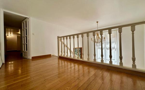 Appartement à vendre    4 pièces • 100,75 m2 Paris 8