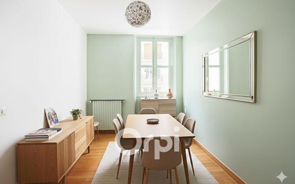 Appartement à vendre    4 pièces • 100,75 m2 Paris 8