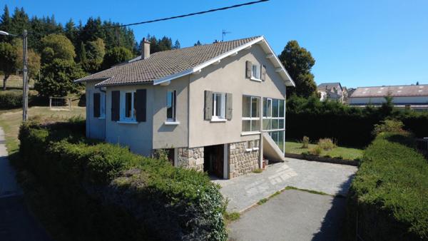 Maison individuelle lumineuse avec jardin et garage — Saint-Agrève