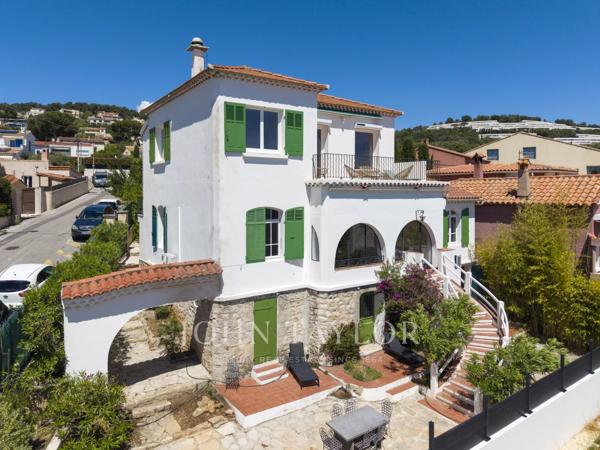 Maison typique bandolaise avec deux appartements indépendants, vue mer et fort potentiel