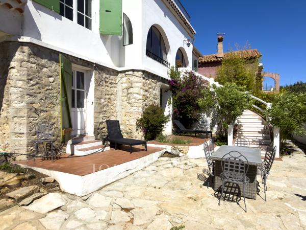 Maison typique bandolaise avec deux appartements indépendants, vue mer et fort potentiel