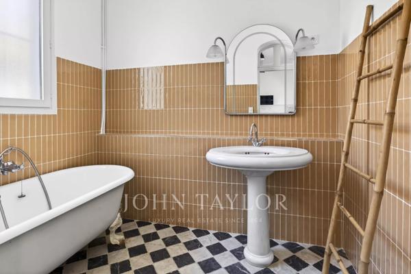 Maison typique bandolaise avec deux appartements indépendants, vue mer et fort potentiel