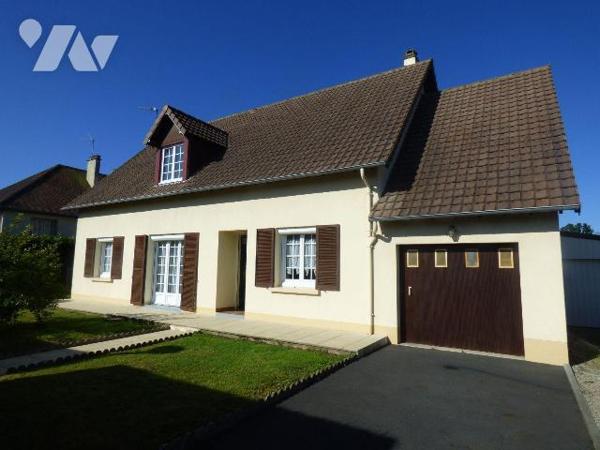 Maison en agglomérés sous tuiles, comprenant :
Au rez-de-chaussée : séjour-salon avec cheminée...