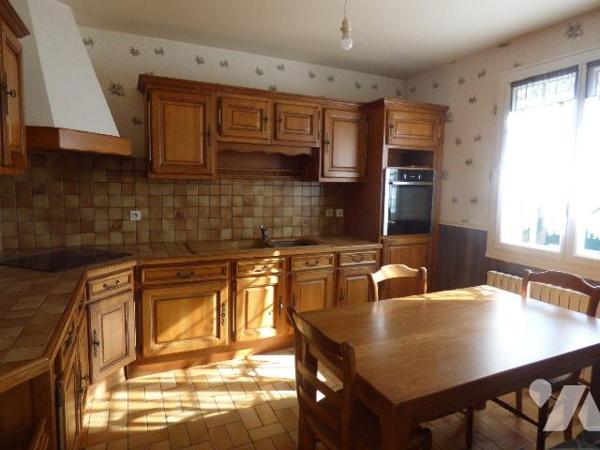 Maison en agglomérés sous tuiles, comprenant :
Au rez-de-chaussée : séjour-salon avec cheminée...