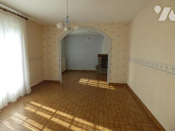 Maison en agglomérés sous tuiles, comprenant :
Au rez-de-chaussée : séjour-salon avec cheminée...