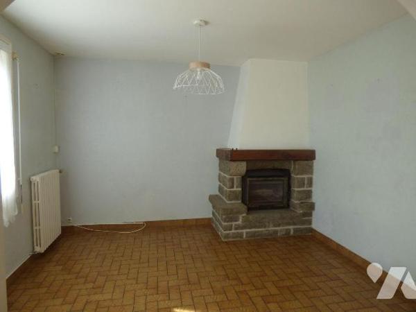 Maison en agglomérés sous tuiles, comprenant :
Au rez-de-chaussée : séjour-salon avec cheminée...