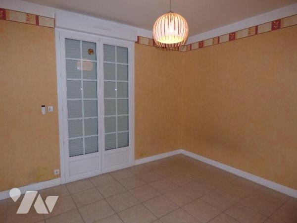 Maison en agglomérés sous tuiles, comprenant :
Au rez-de-chaussée : séjour-salon avec cheminée...