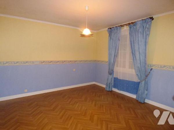 Maison en agglomérés sous tuiles, comprenant :
Au rez-de-chaussée : séjour-salon avec cheminée...