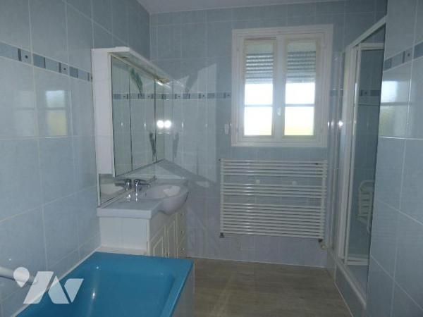 Maison en agglomérés sous tuiles, comprenant :
Au rez-de-chaussée : séjour-salon avec cheminée...