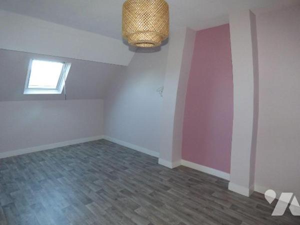 Maison en agglomérés sous tuiles, comprenant :
Au rez-de-chaussée : séjour-salon avec cheminée...